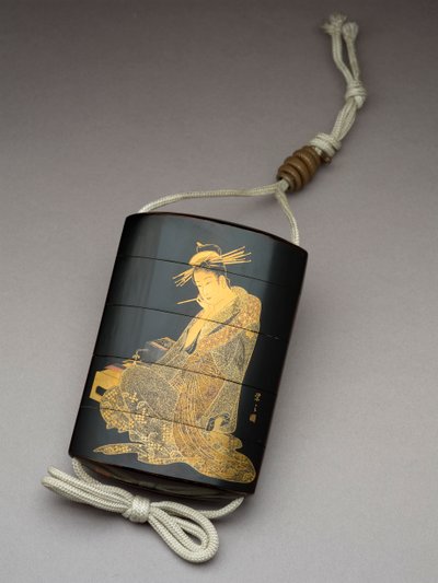Inro que descreve o Cortesan Morokoshi de Echizen-ya que escreve uma carta, (lacas polidas e folha de ouro embutida em um chão de laca) de Hosada Eishi
